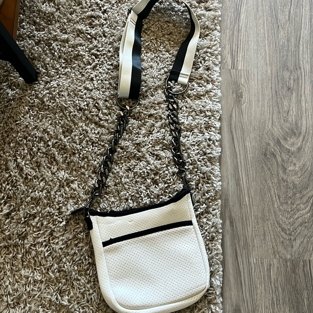 Great white Crossbody purse with 2 amazing straps .